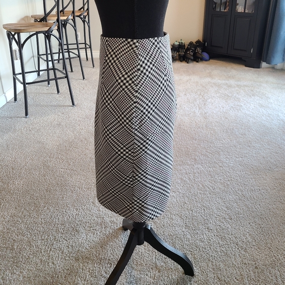 WHBM Skirt, fits like a 2 - Picture 5 of 8